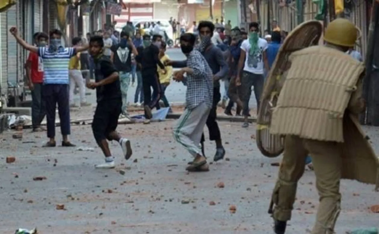 Jammu and Kashmir: Students clash with security forces in Handwara, Pulwama