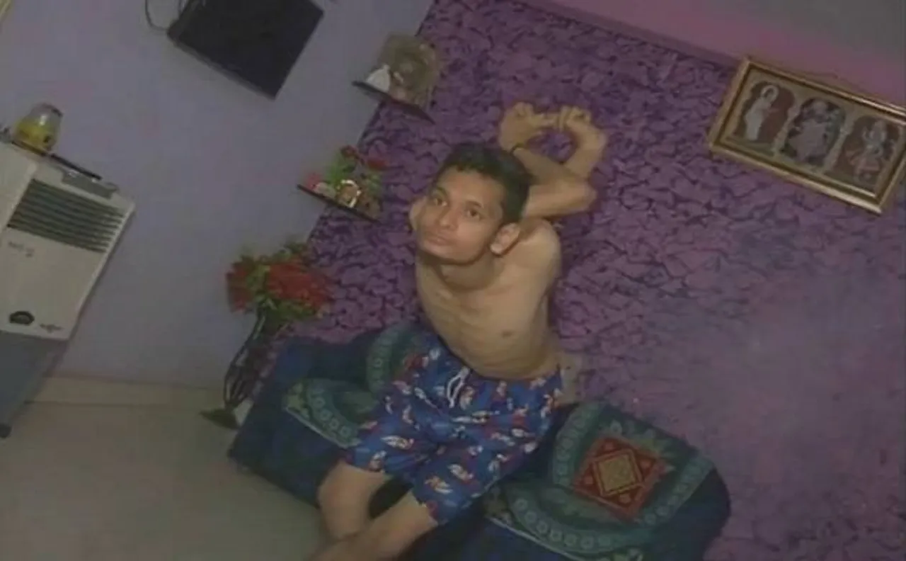 Meet â€˜rubber boyâ€™ Yash Shah, who rotates his neck at 180 degree 
