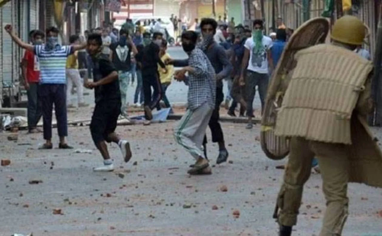 School students clash with security forces in Kashmir, several arrested