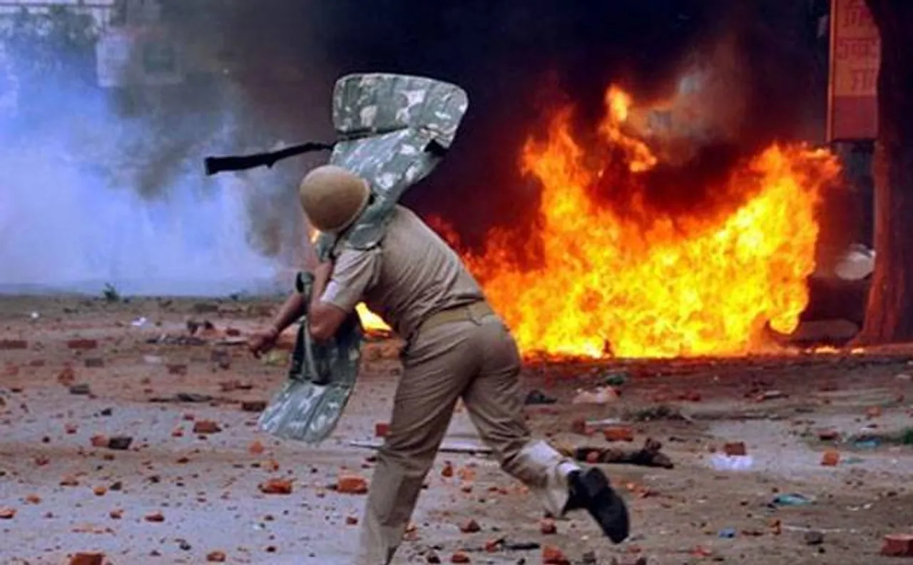 Fresh violence strikes Saharanpur; police chowki burnt, 20 vehicles torched amidst stone-pelting, clashes