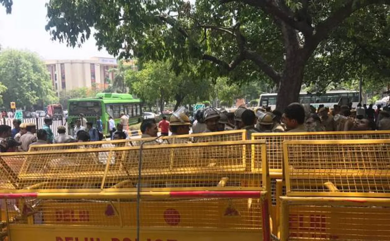 AAP stages protest outside EC, demands VVPAT equipped EVMS for future polls 