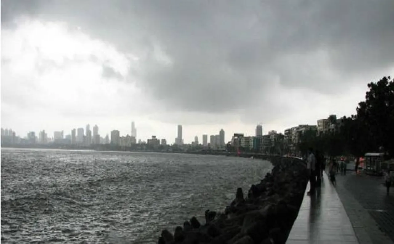 Mumbai receives pre-monsoon showers on Friday evening, heavy rainfall affects suburban train services