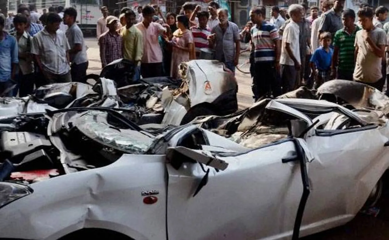 Video | Car falls down from flyover in Punjabi Bagh area of Delhi; 2 dead, 5 injured 