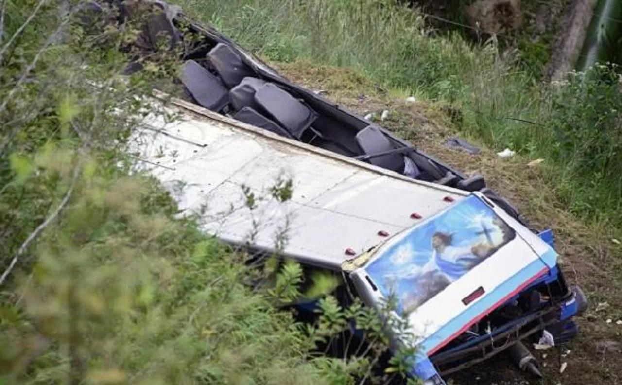 Five bus passengers die, 50 injured in accident in Nawada district