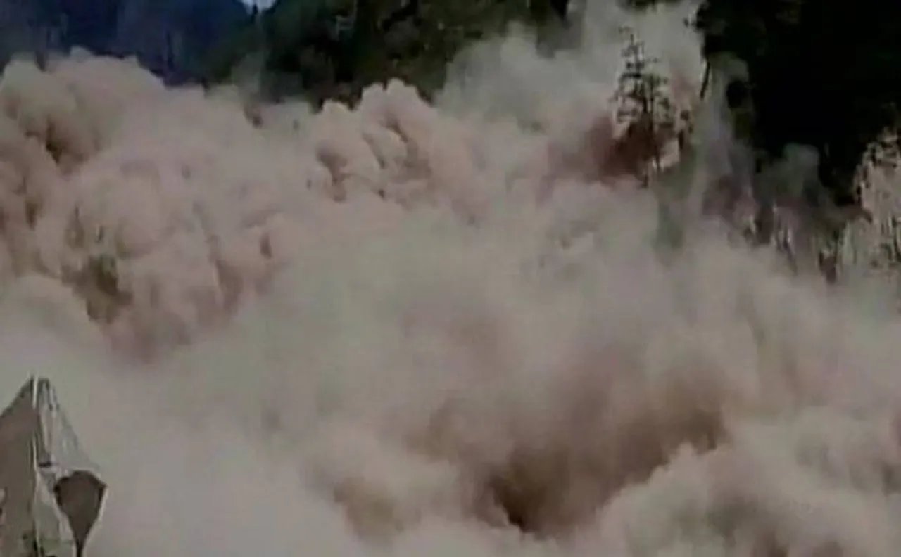 Landslide affects â€˜Chardham Yatraâ€™ on Badrinath route in Uâ€™khand; 15,000 tourists stranded