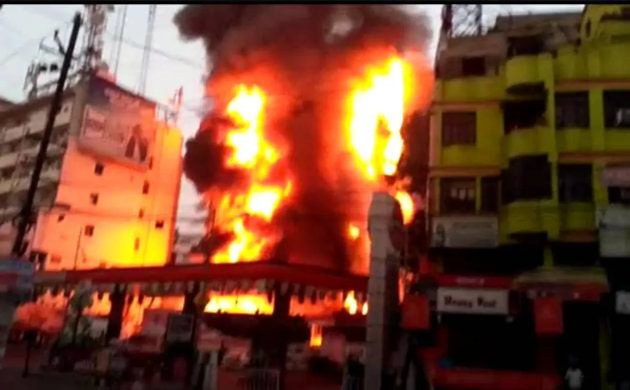 Video: Fire burns down shopping mall in Patna's Boring Road crossing, no causalities