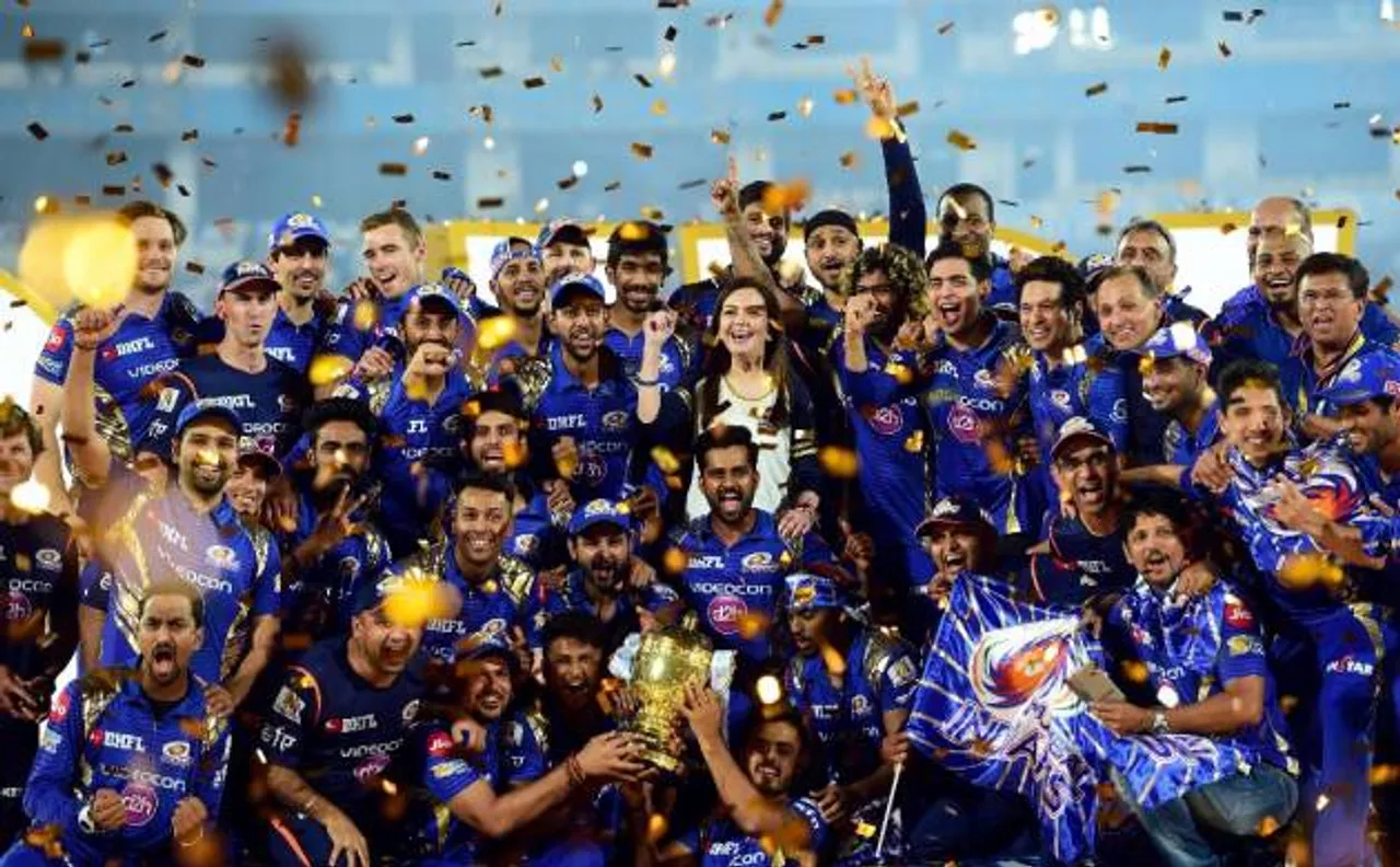 Mumbai Indians steal IPL 10 trophy from RPS: Twitter goes berserk, check out what MI and RPS fans posted