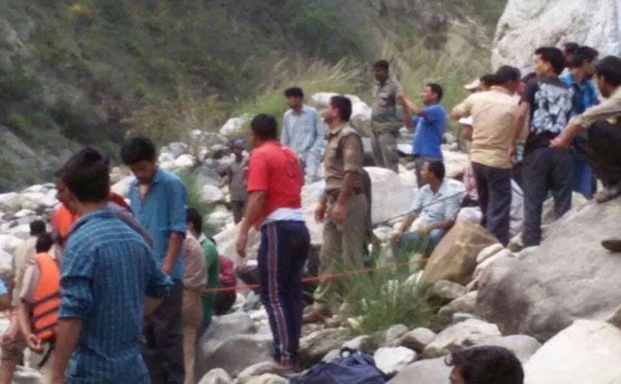 Uttarkashi bus accident: 22 bodies recovered, 8 injured admitted to hospital; rescue ops underway