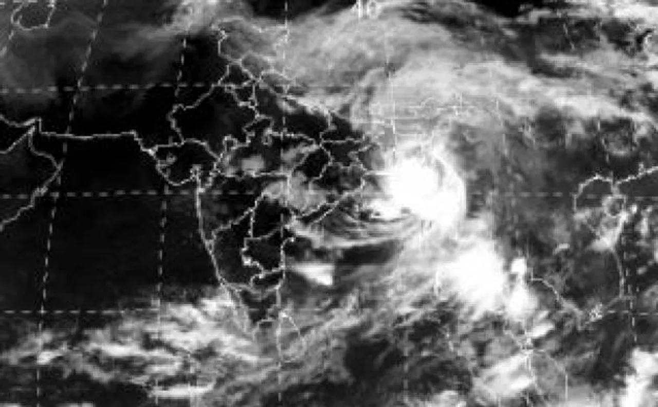 Cyclone Mora: Heavy rainfall with wind speed of up to 80mph expected in next 24 hrs over Assam, Meghalaya, Tripura and Mizoram