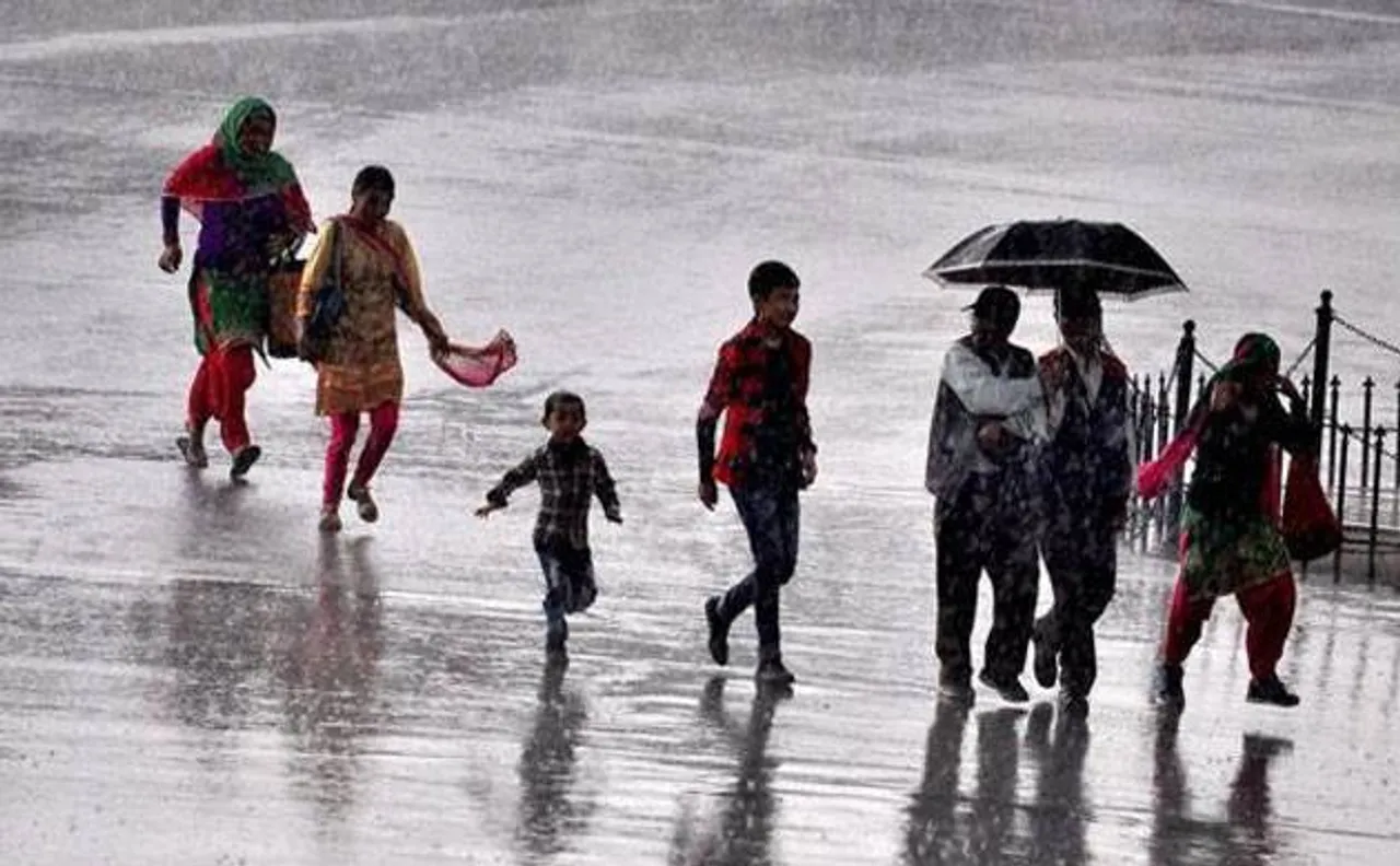  Cyclone Mora crosses Bangladesh coast, fishermen asked not to venture into sea in Odisha