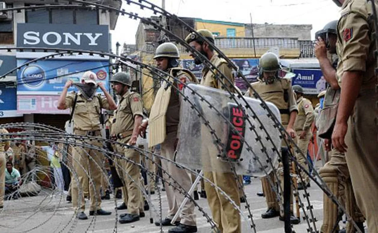 Kashmir: Four cops injured as militants hurl grenade at police party in Baramulla