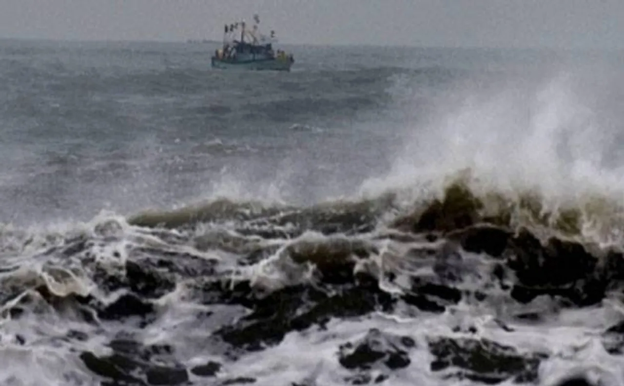Cyclone Mora in Bangladesh: Indian navy rescues 27 people; millions of people still homeless