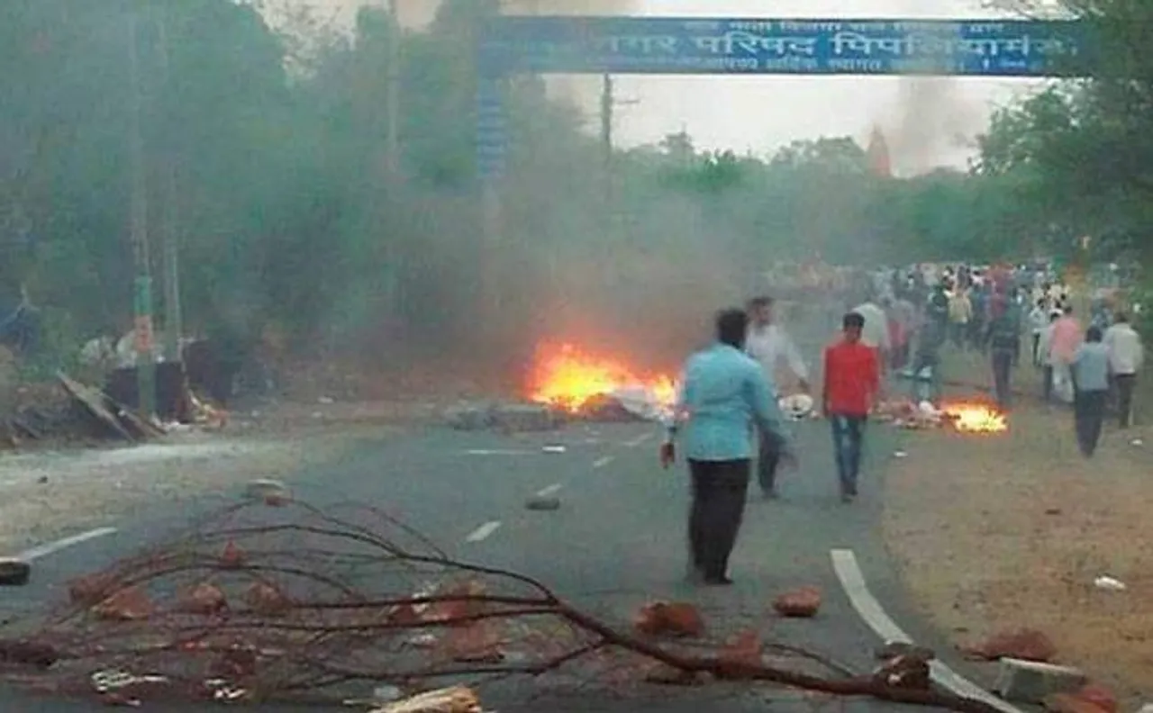Mandsaur farmers demanding debt relief heckle DM, torch vehicles, indulge in stone pelting; IG says situation under control