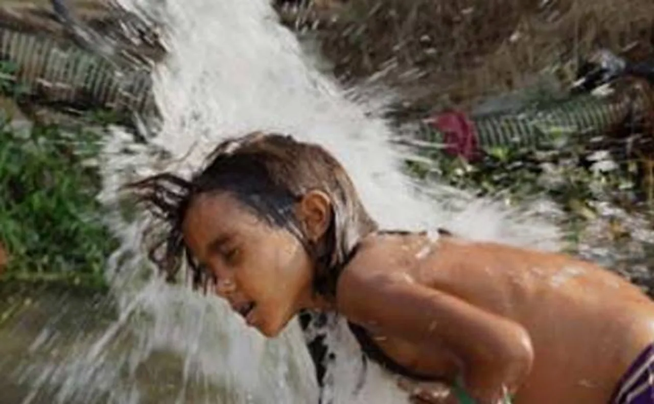 Humid morning in Delhi, minimum temperature at 26.4 degrees Celsius; light rains expected