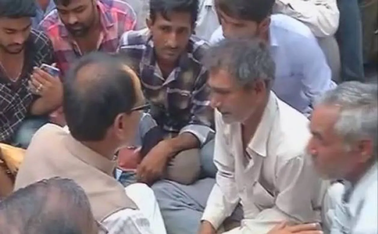 Mandsaur: MP CM Shivraj Singh meets families of deceased farmers