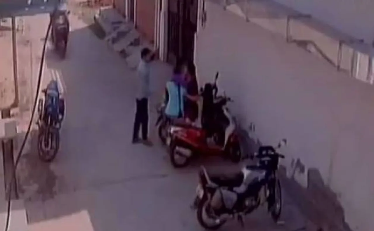 SHOCKING Video!  Youth assaults girl for allegedly rejecting his love proposal in Uttar Pradesh's Pilibhit;  police registers case