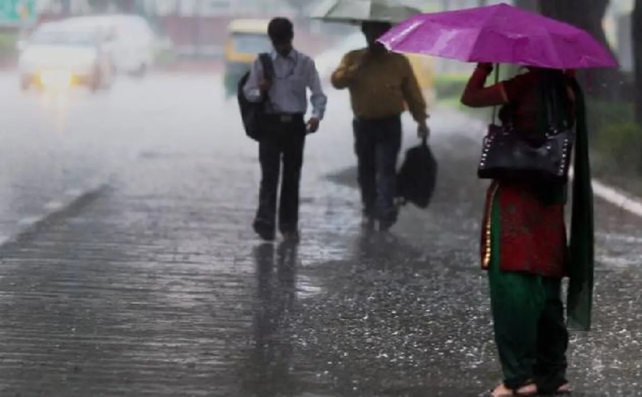 Delhiites wake up to rainy morning, face difficulties with heavy traffic on different stretches