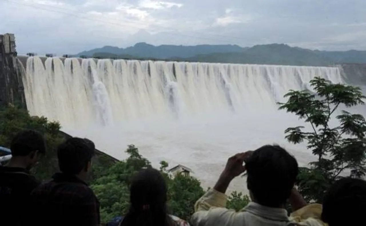 Medha Patkar, other activists meet Thawar Chand Gehlot over Narmada dam issue