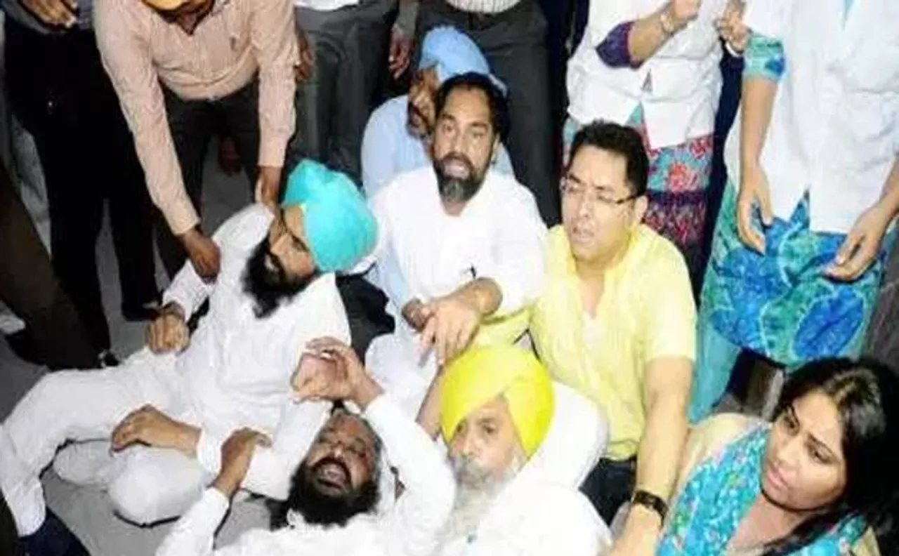SAD-BJP, AAP protest in Punjab Assembly over tossing of turbans