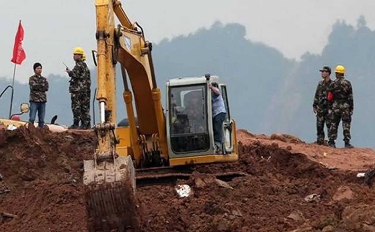 Landslide in China: 140 people feared buried after mountain collapse