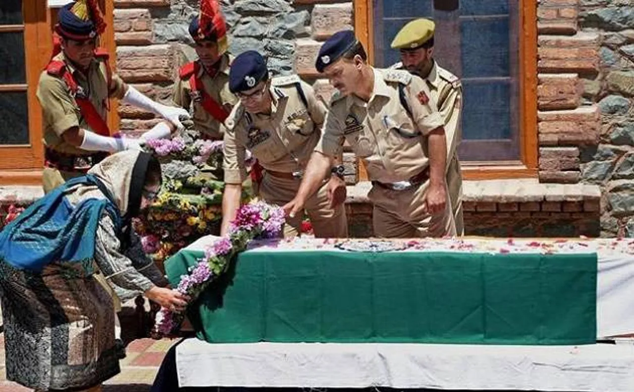North Kashmir SP transferred following policemanâ€™s lynching outside Jamia Masjid
