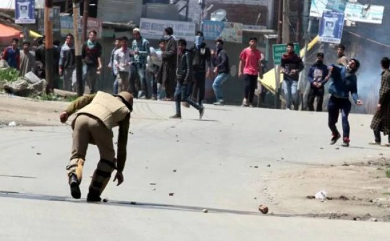 Eid-ul-Fitr: Stone pelting, clashes reported even as Kashmiris throng to mosques, eidgahs to celebrate festival 