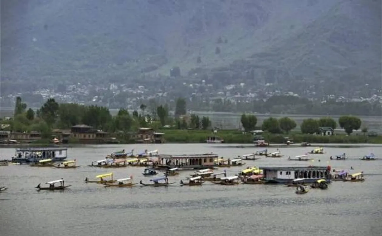J&K: Police rescues 40 tourists from Dal lake as strong winds hit the area