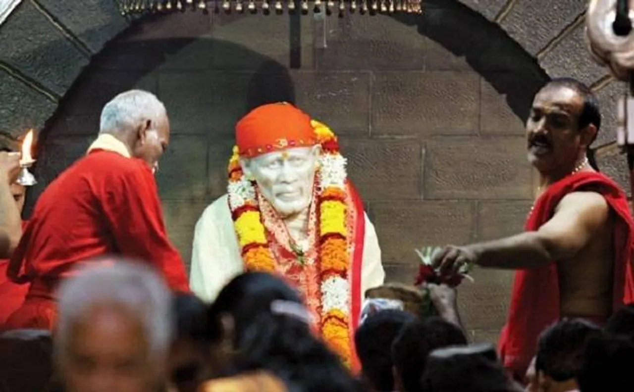 Woman donates 2 kg gold sandals to Saibaba temple in Shirdi