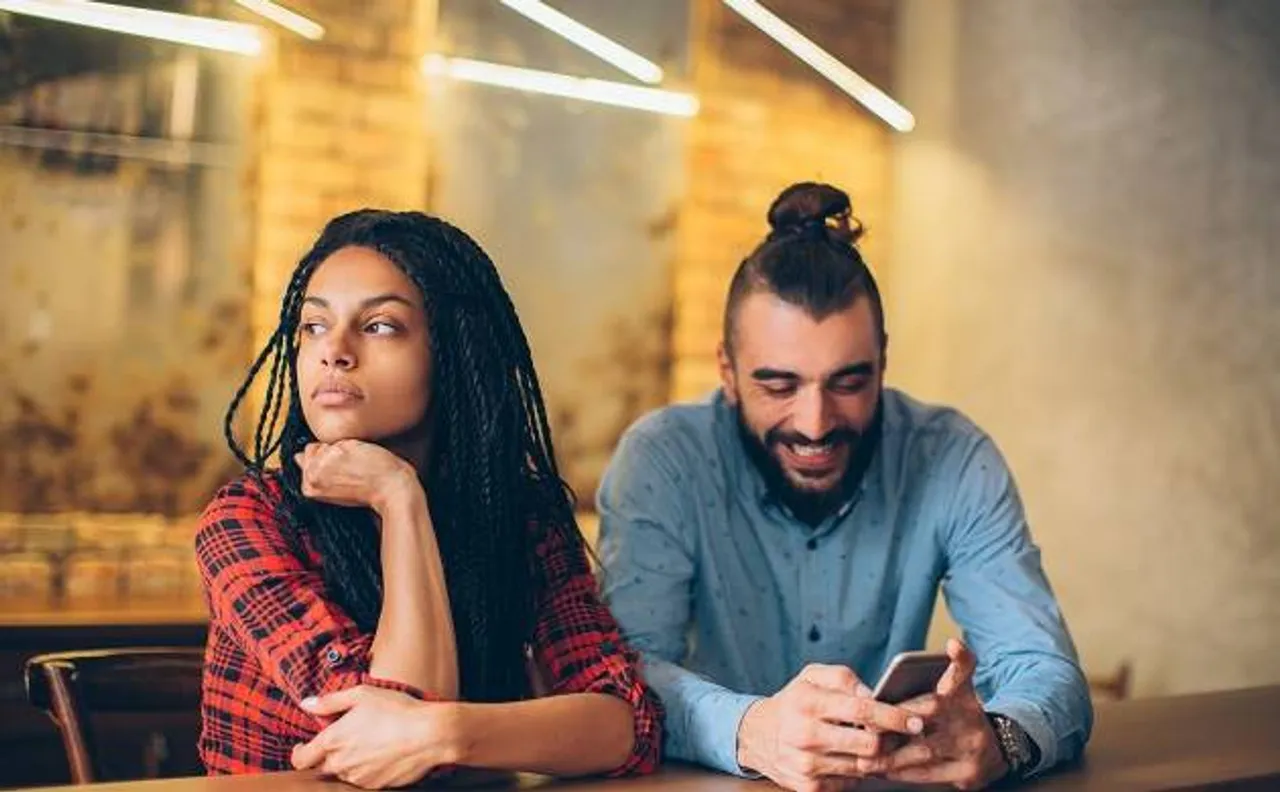 Women more jealous than men due to unfaithful Facebook messages: Study