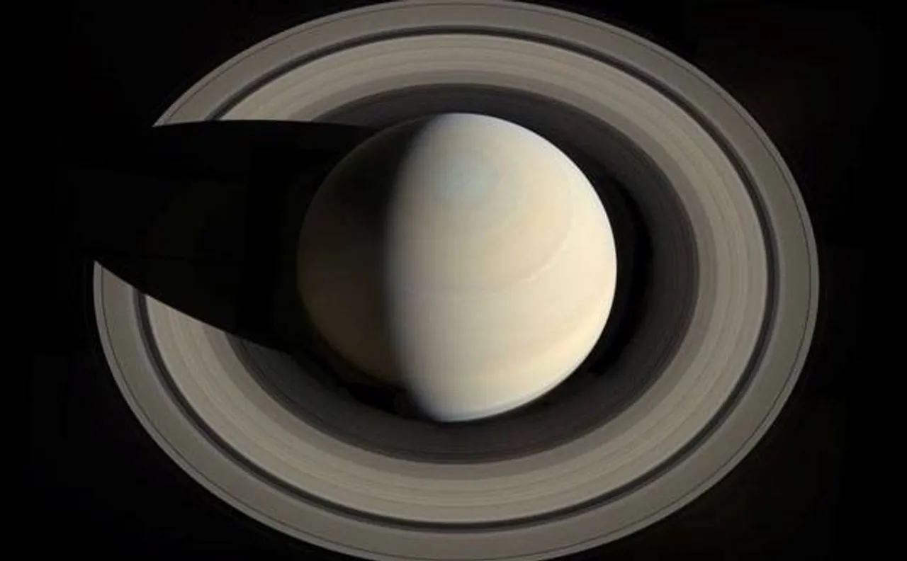 Saturn's miniatures versions created by electrifying tiny droplets of fluids