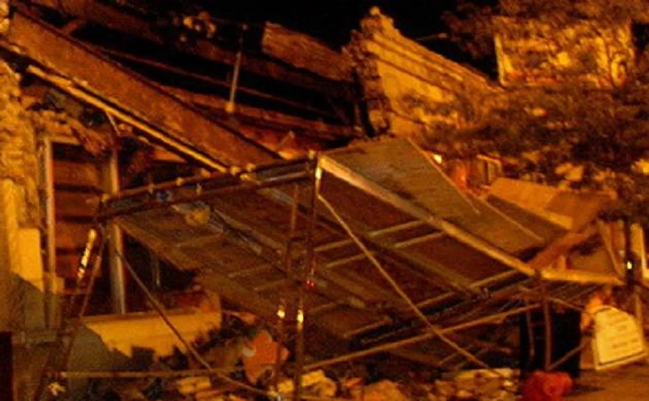 3 people dead and 2 injured as bakery chimney collapses in Jogeshwari