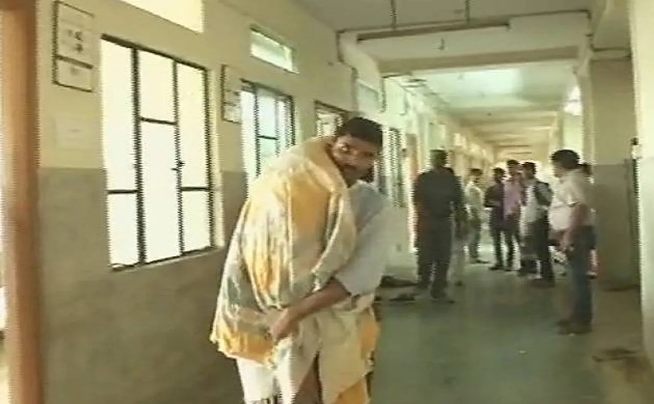 Patna: Man carries son's body on shoulder after hospital refuses ambulance