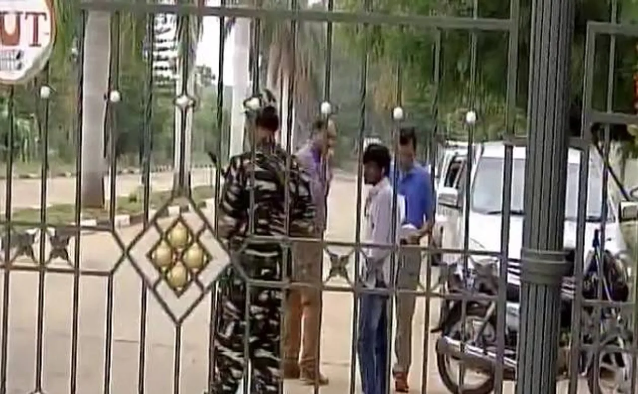 Live: I-T dept raids 39 locations of Karnataka minister D K Shivakumar, resort housing Gujarat Cong MLAs; 7.5 crores recovered