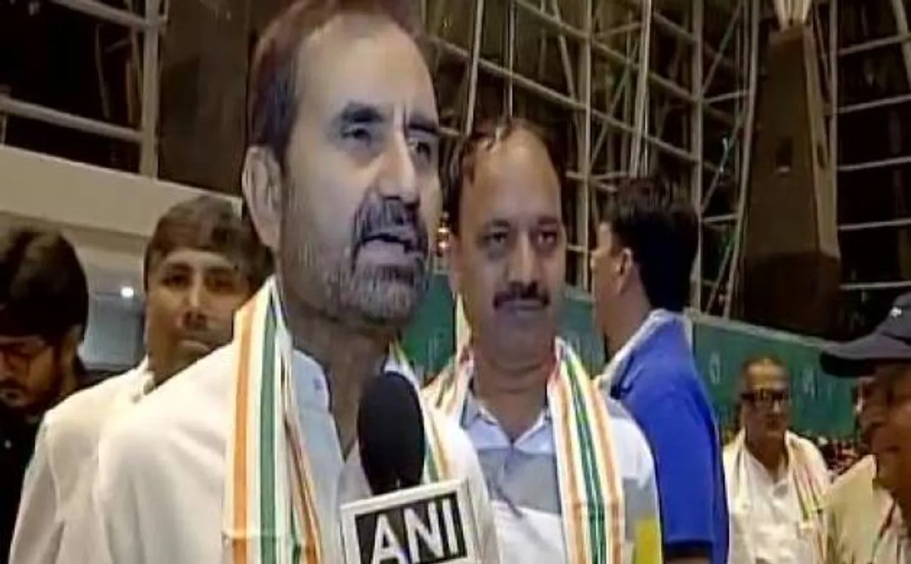 Gujarat RS polls: Cong leader Ahmed Patel to meet party MLAs in resort ; Shaktisinh Gohil claims no horse trading possible now