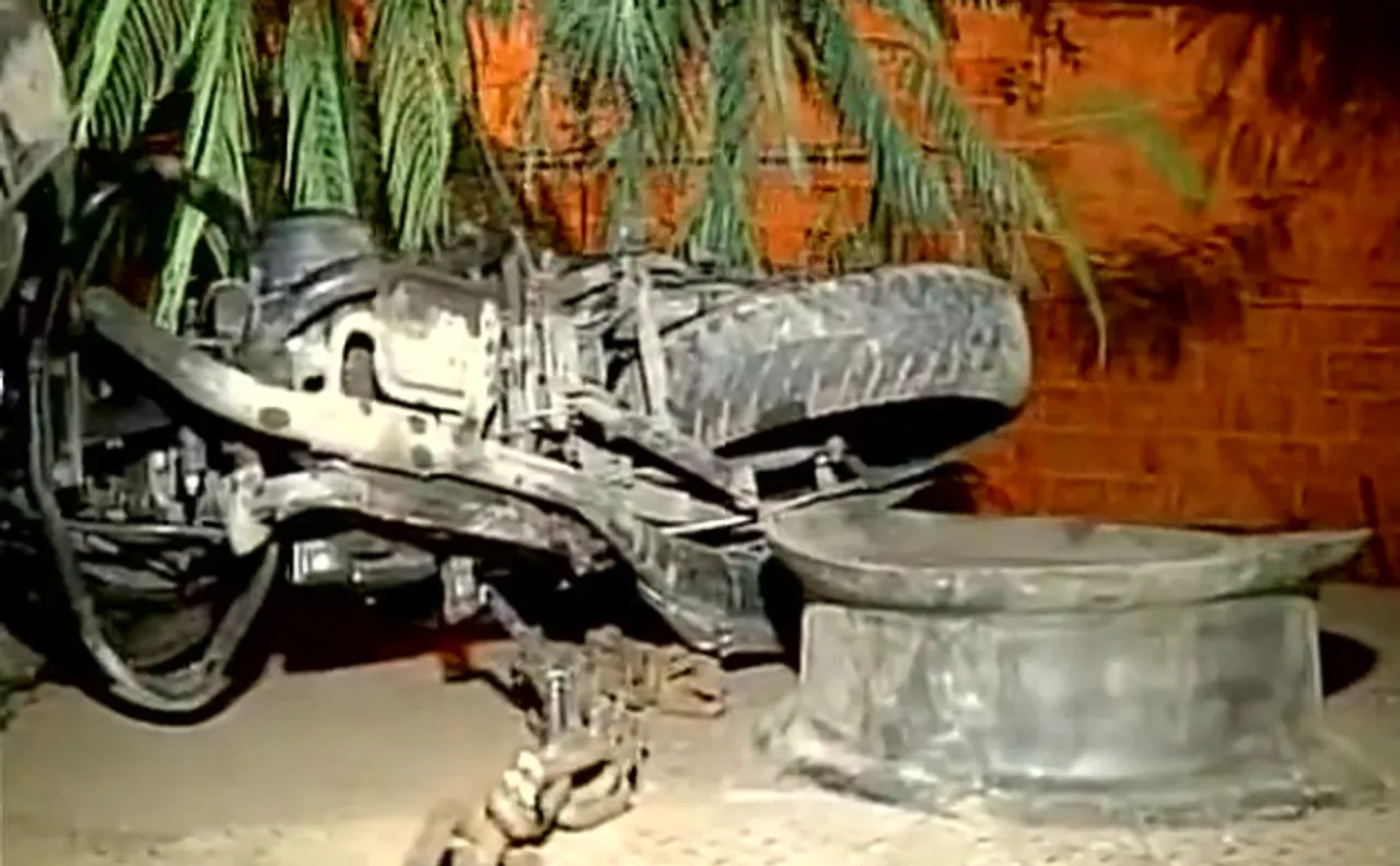 Mumbai: Two killed, one injured after truck hits their bikes