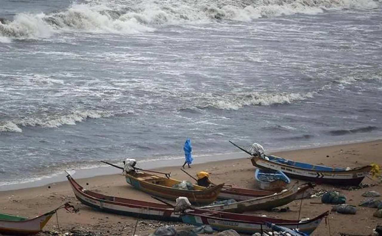 Sri Lankan navy arrests 12 Rameswaram fishermen with two boats near Delft Island 