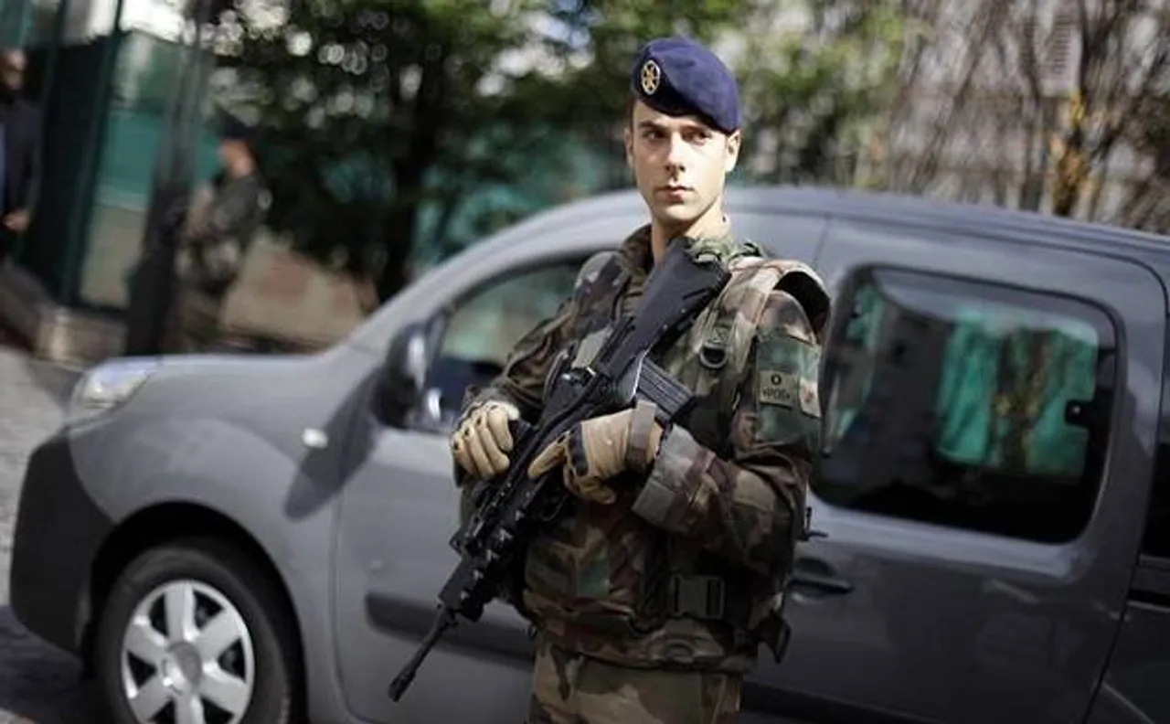 Manhunt after Paris car ramming of anti-terror soldiers
