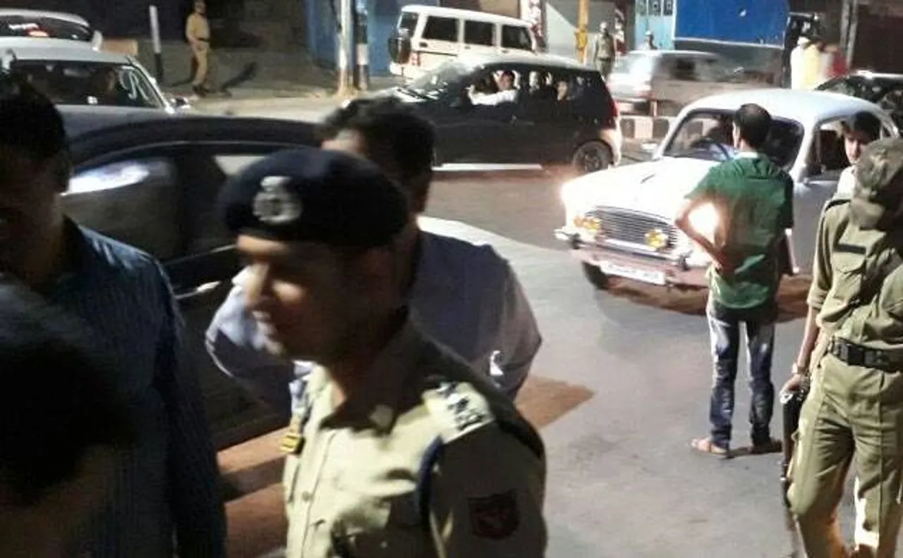 Jammu and Kashmir: Civilian injured in petrol bomb attack on policemen in Dalgate, Srinagar