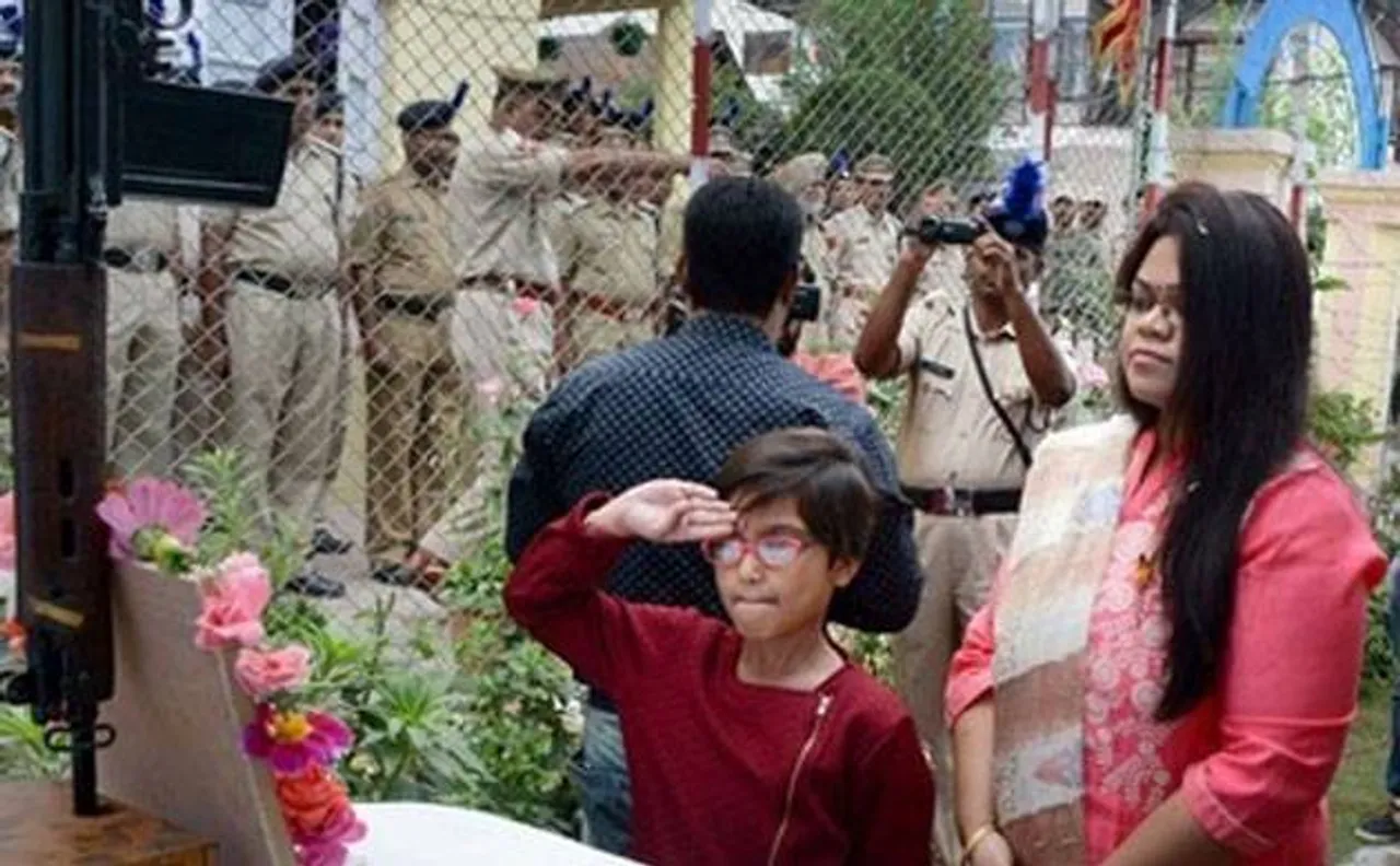 Slain CRPF officerâ€™s wife, daughter unfurl tricolour at site where he was killed last year