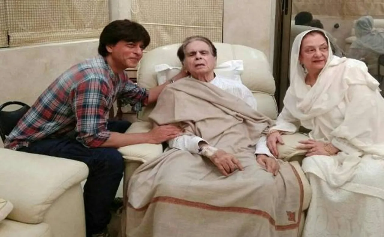 Shahrukh Khan visits Legendary actor Dilip Kumar at his home (See pics)  