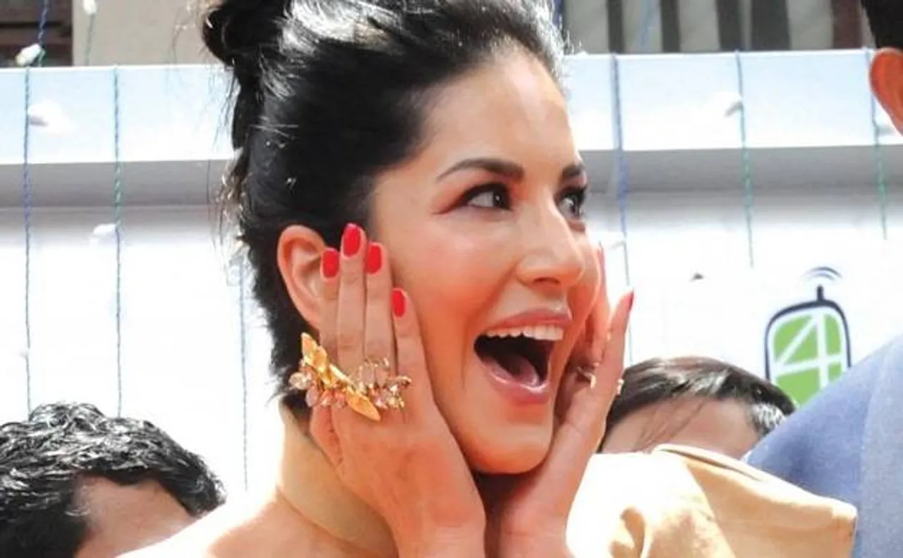 Sunny Leone receives thunderous welcome in Kochi, fans go crazy to get a glimpse of her