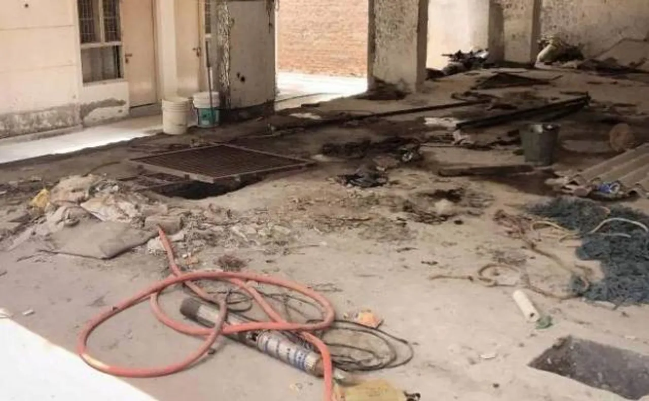 Sanitation worker dies while cleaning sewer in Delhi's LNJP hospital