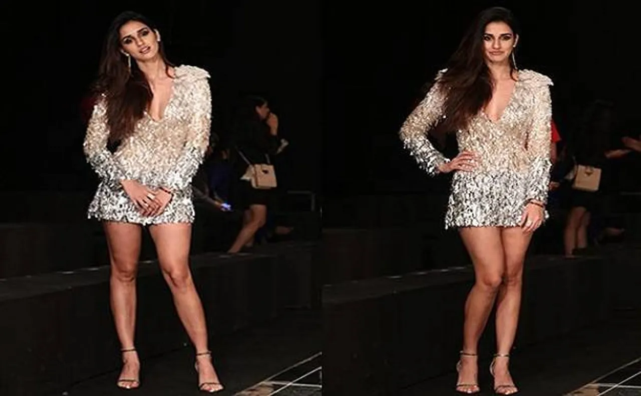 Tiger Shroff protects Disha Patani from â€˜Wardrobe Malfunctionâ€™ at Lakme Fashion Week 2017