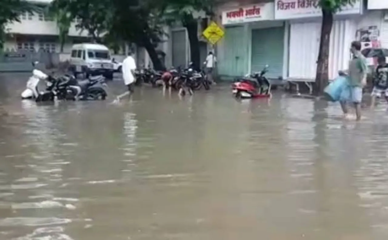 Heavy rains wreck havoc in Mumbai; impact flight schedules, delay trains 