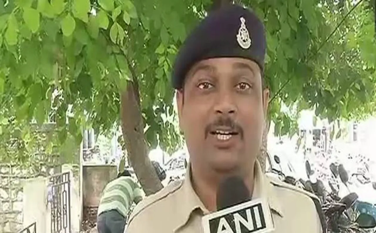 MP: Cop runs 1 km with bomb on shoulder to save school kids