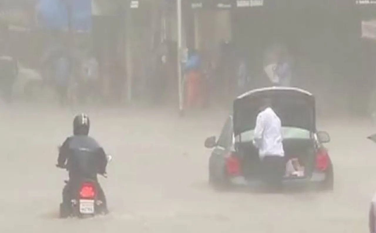 Mumbai: Heavy rains disrupt normal life; NDRF teams on alert after high tide warning 