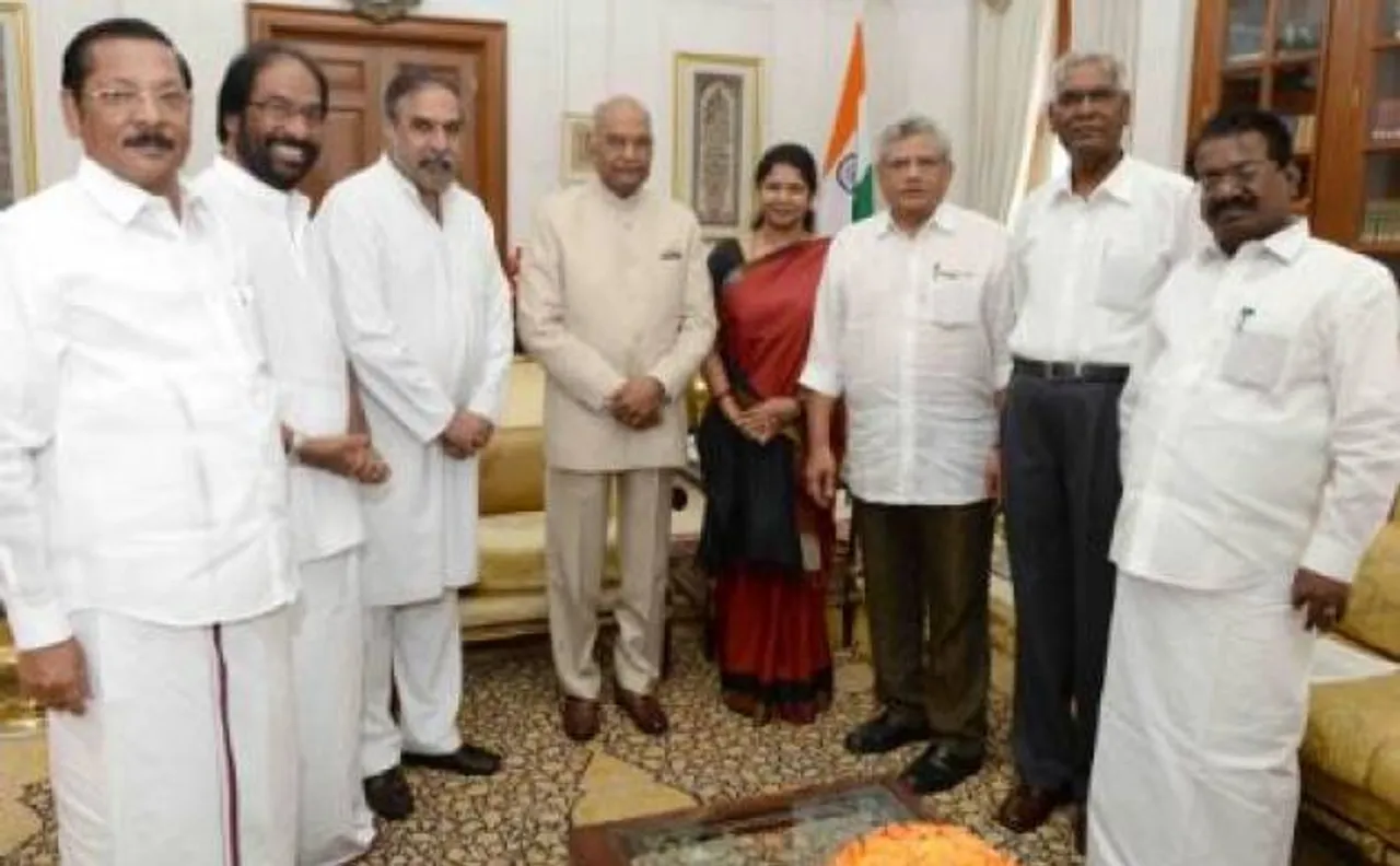 Tamil Nadu political crisis: DMK, Cong MPs meet President Kovind, demand floor test