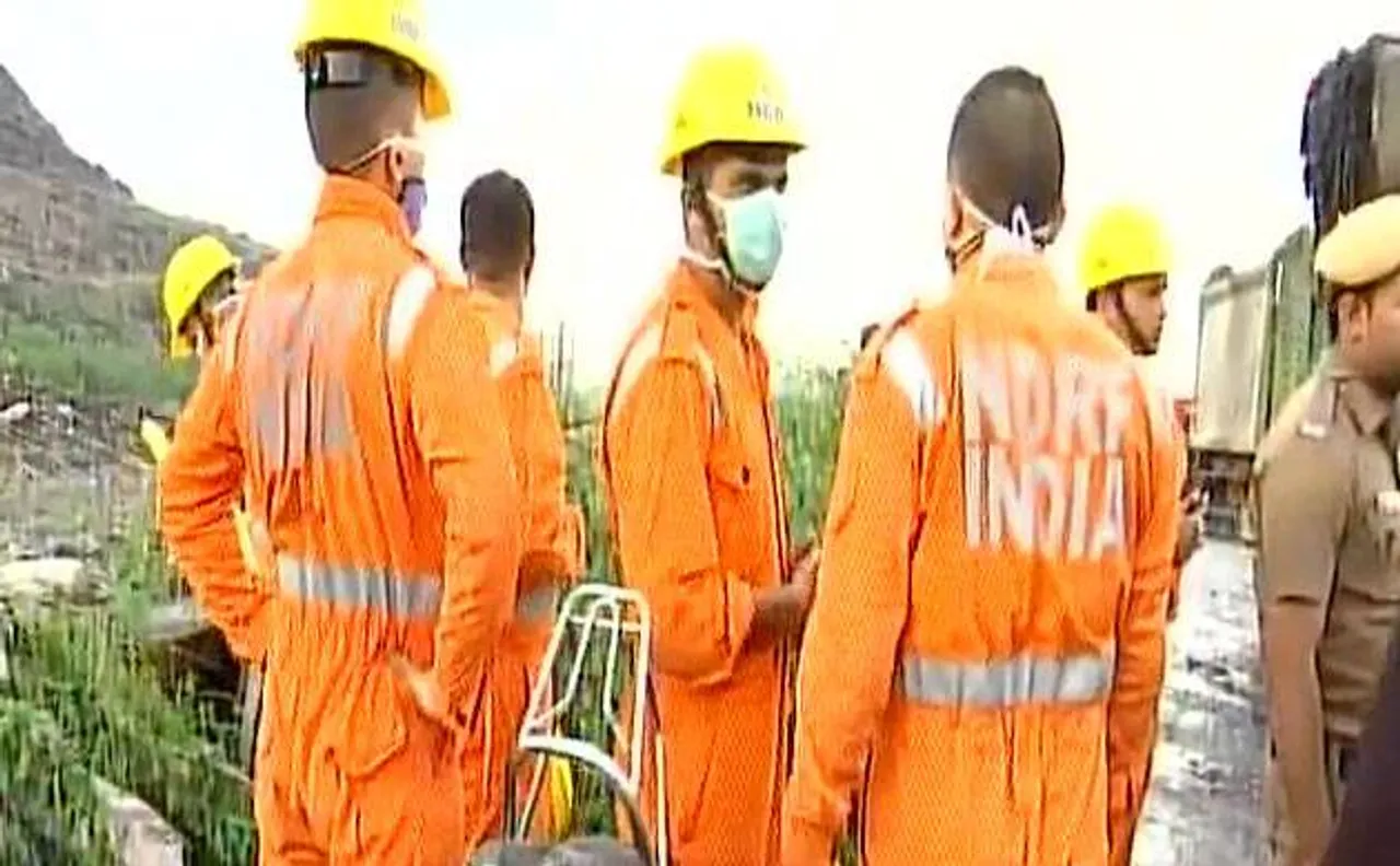 Ghazipur landfill collapse | 2 people dead, 5 rescued from spot; rescue operations underway