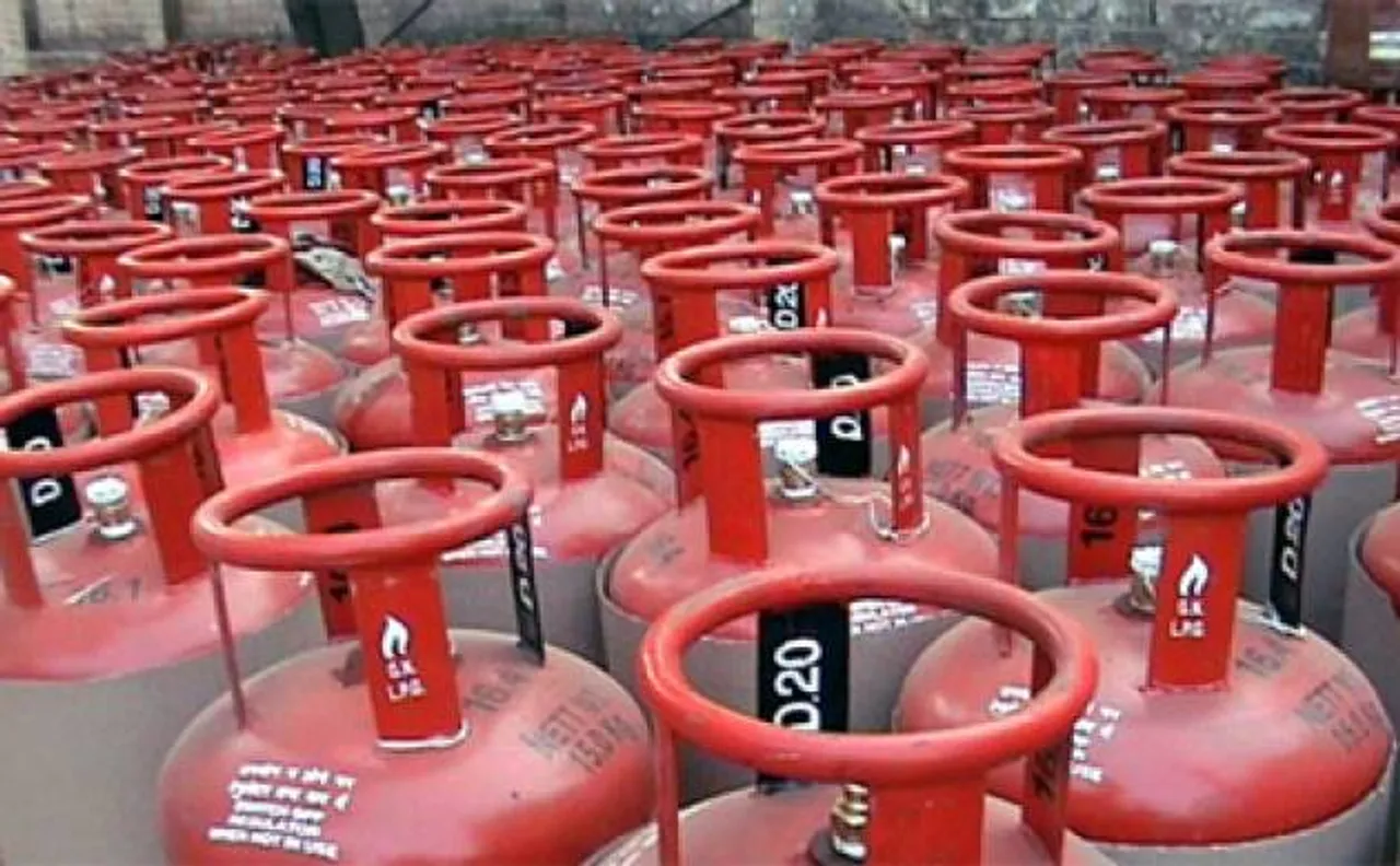 Subsidised LPG price hiked by Rs 7 per cylinder, domestic gas to cost Rs 487.18 in Delhi
