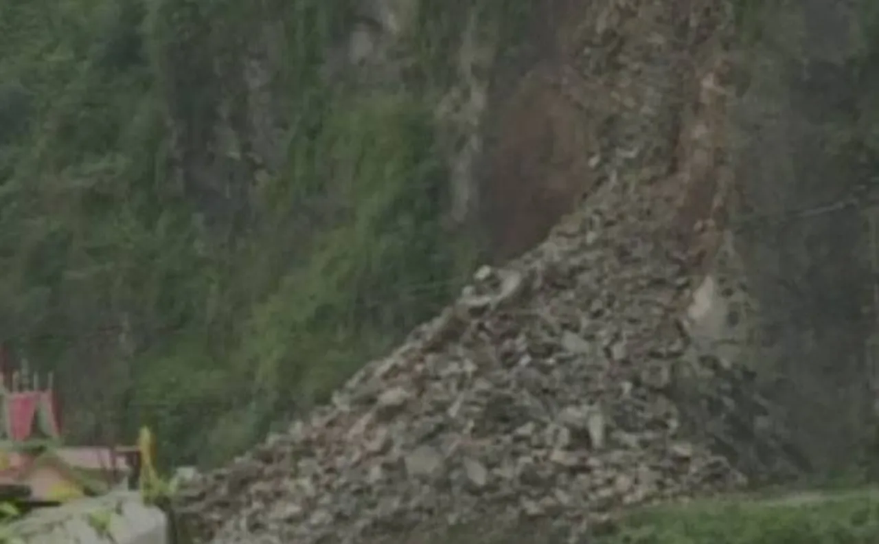 Watch | Massive landslide on Chandigarh-Shimla National Highway, vehicles buried under debris